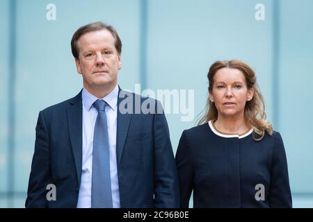 L'ex deputato conservatore Charlie Elphicke, con il deputato di dover Natalie Elphicke, arriva al Southwark Crown Court di Londra dove è in processo accusato di tre capi di aggressioni sessuali di due donne. Foto Stock