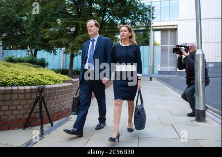 L'ex deputato conservatore Charlie Elphicke, con il deputato di dover Natalie Elphicke, arriva al Southwark Crown Court di Londra dove è in processo accusato di tre capi di aggressioni sessuali di due donne. Foto Stock