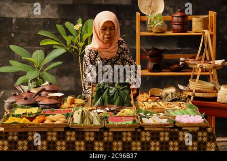 Kios Jajan Pasar, la tradizionale stalla indonesiana di spuntini dolci e salati Foto Stock