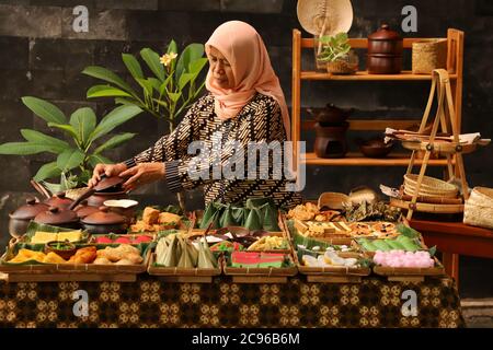 Kios Jajan Pasar, la tradizionale stalla indonesiana di spuntini dolci e salati Foto Stock