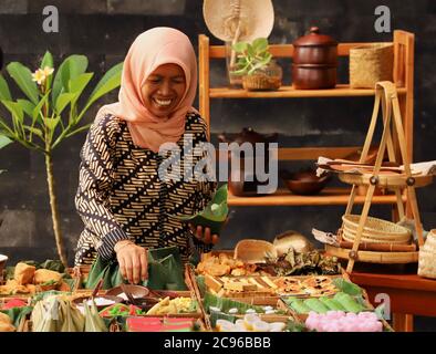 Kios Jajan Pasar, la tradizionale stalla indonesiana di spuntini dolci e salati Foto Stock