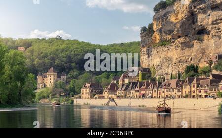 Villaggio di la Roque Gageac, una famosa destinazione turistica in Francia Foto Stock