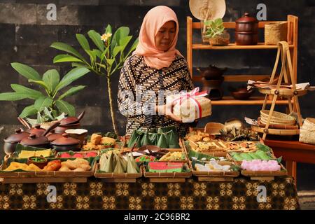 Kios Jajan Pasar, la tradizionale stalla indonesiana di spuntini dolci e salati Foto Stock