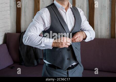 un uomo indossa un vestito nella stanza Foto Stock