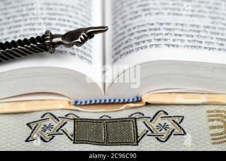 Un puntatore rituale ebraico Yad argento su una Torah. Francia. Foto Stock