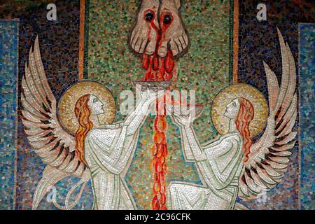 Basilique de la visita. La Crocifissione del mosaico di Cristo di Antoine Molkenboer. Annecy. Francia. Foto Stock