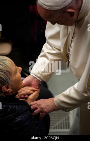 Papa Francesco con un fedele durante la sua udienza generale settimanale in Aula Paolo VI in Vaticano. Foto Stock