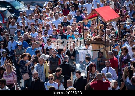 Processione cristiana nella città di Annaya nel nord del Libano, dall'eremo al monastero di San Maroun. Foto Stock