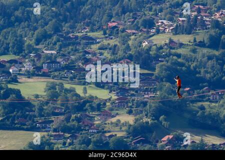 Francese Slackliner Nathan Paulin a piedi su un highline a saint Gervais les Bains nelle Alpi francesi. Saint Gervais. Francia. Foto Stock