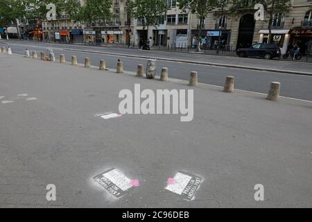 Graffiti anti-ART (tecnologia riproduttiva assistita) fuori da un chuch a Parigi, Francia. Foto Stock