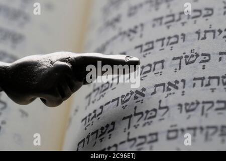 Un puntatore rituale ebraico Yad argento su una Torah. Francia. Foto Stock