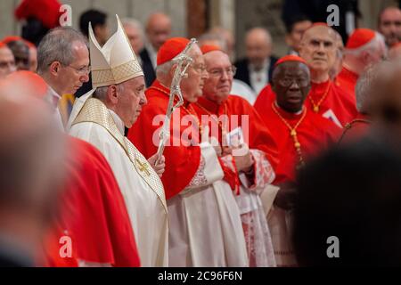 Papa Francesco presiede un Concistoro Ordinario pubblico per la creazione di nuovi cardinali nella Basilica di San Pietro in Vaticano. Foto Stock