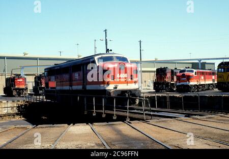 SRA 44 Classe locomotiva diesel n. 4406 sul giradischi a Broadmeadow Depot, New South Wales, Australia. 27 ottobre 1987. Foto Stock