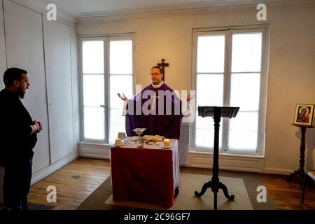 Messa in un oratorio cattolico durante l'epidemia di COVID-19 a Evreux, Francia. Foto Stock