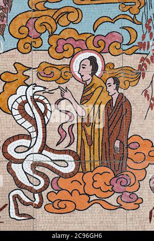 Pagoda buddista ONG Nui. Affresco da parete. La vita del Buddha. Buddha di Shakyamuni con il serpente. Quy Nhon. Vietnam. Foto Stock