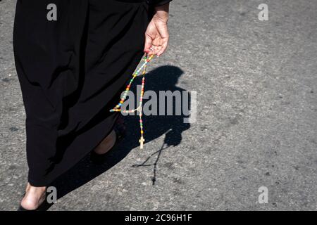 Libanese cristiano marciare durante una processione nella città di Annaya nel nord del Libano dall'eremo al monastero di San Maroun. Foto Stock