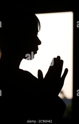 Khai Doan re onorato Pagoda. Donna che prega nel tempio. Buon Thuot. Francia. Foto Stock