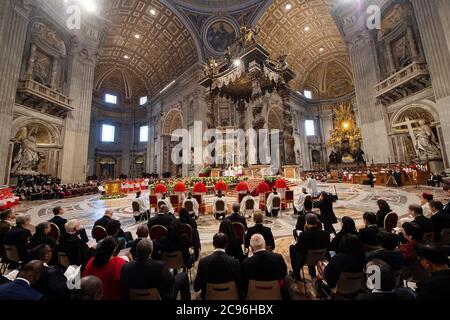 Papa Francesco presiede un Concistoro Ordinario pubblico per la creazione di nuovi cardinali nella Basilica di San Pietro in Vaticano. Foto Stock