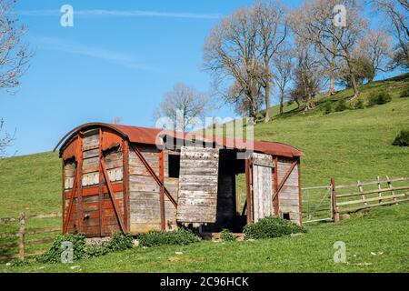 Vagone ferroviario utilizzato come fienile, Thorpe Mill Farm, Thorpe, Peak District National Park, Derbyshire Foto Stock