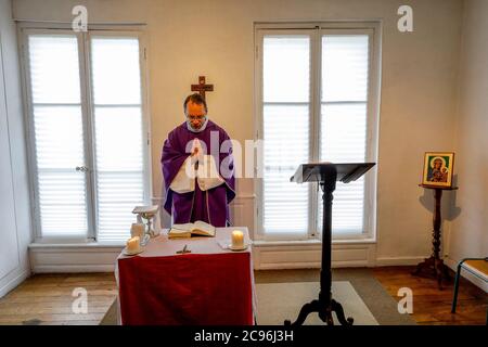 Messa in un oratorio cattolico durante l'epidemia di COVID-19 a Evreux, Francia. Foto Stock