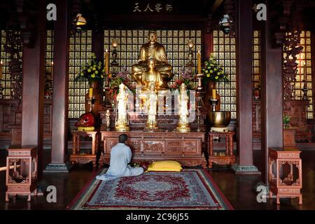Khai Doan re onorato Pagoda. L'uomo che prega. Buon Thuot. Francia. Foto Stock