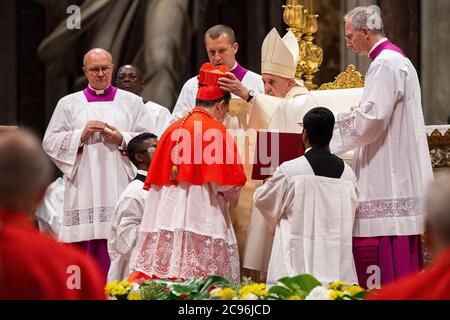 Papa Francesco presiede un Concistoro Ordinario pubblico per la creazione di nuovi cardinali nella Basilica di San Pietro in Vaticano. Foto Stock