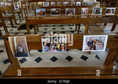 Foto di parrocchiani nella chiesa cattolica di St Philippe e St Jacques, Chatillon, Francia durante il blocco di maggio 2020. Foto Stock