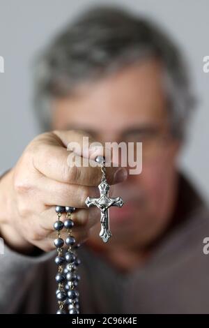Uomo che prega il Rosario. Primo piano a portata di mano. Francia. Foto Stock