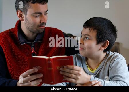 Fratelli che leggono la bibbia in Eure, Francia. Foto Stock