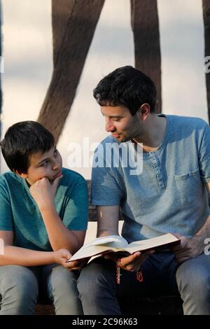 Fratelli che leggono la bibbia in Eure, Francia. Foto Stock