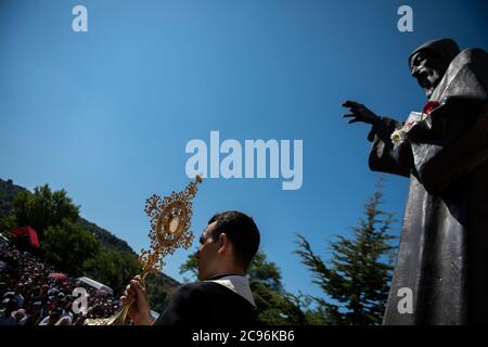 Processione cristiana nella città di Annaya nel nord del Libano, dall'eremo al monastero di San Maroun. Foto Stock