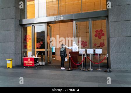 Il posto di controllo della temperatura corporea all'ingresso del business center. Foto Stock