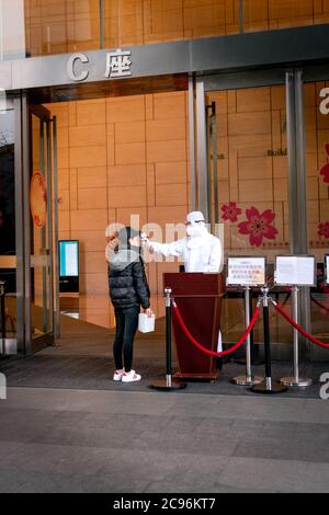 Il posto di controllo della temperatura corporea all'ingresso del business center. Foto Stock