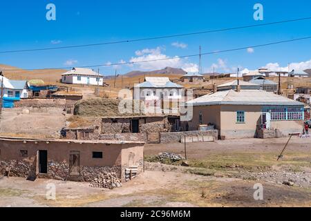 La vista di piccolo villaggio remoto in età sovietica in Kirghizistan Foto Stock