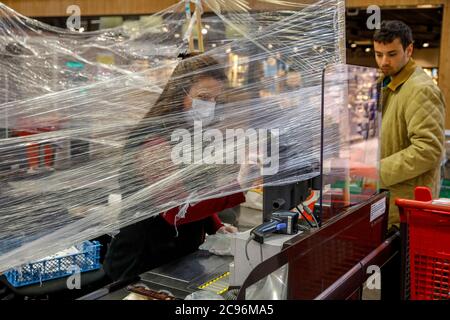 Cassiere supermercato durante l'epidemia di coronavirus in Eure, Francia. Foto Stock