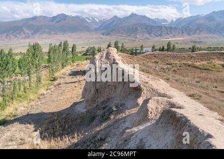 La vista della vecchia città rovinata Koshoy Korgon e le mura in argilla della città in Kirghizistan Foto Stock