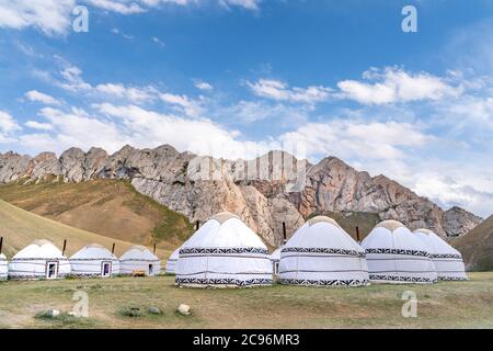 La vista di yurts nomad villaggio in Tash-Rabat in Kirghizistan Foto Stock