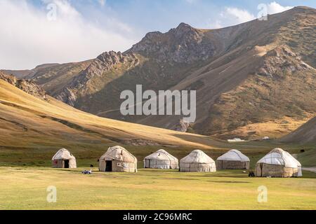 La vista di yurts nomad villaggio in Tash-Rabat in Kirghizistan Foto Stock