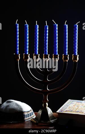 Menorah, Kippah e Torah. Simboli ebraici. Francia. Foto Stock