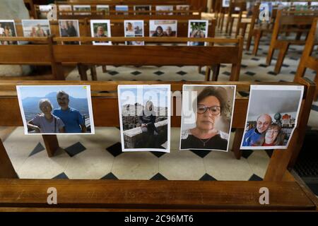 Foto di parrocchiani nella chiesa cattolica di St Philippe e St Jacques, Chatillon, Francia durante il blocco di maggio 2020. Foto Stock