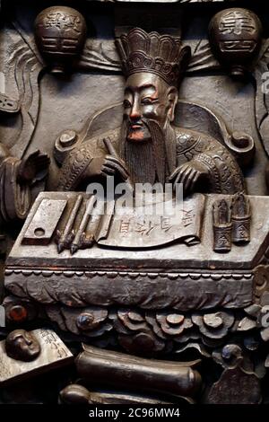 Sculture in legno presso la Pagoda dell'Imperatore Giada (Chua Ngoc Hoang o Phuoc Hai Tu). Tempio Taoista. Ho Chi Minh City. Vietnam. Foto Stock