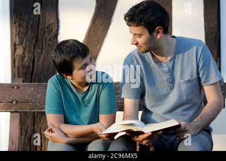 Fratelli che leggono la bibbia in Eure, Francia. Foto Stock