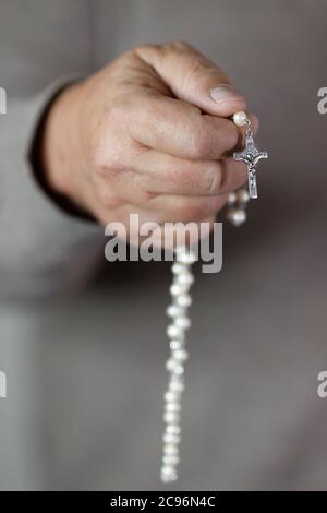 Uomo che prega il Rosario. Primo piano a portata di mano. Francia. Foto Stock
