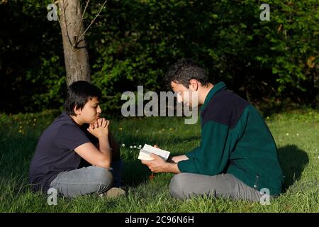 Fratelli che leggono la bibbia in Eure, Francia. Foto Stock