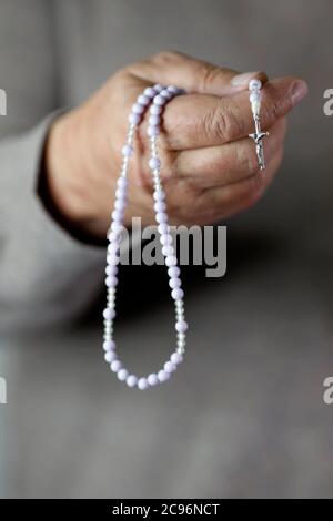 Uomo che prega il Rosario. Primo piano a portata di mano. Francia. Foto Stock