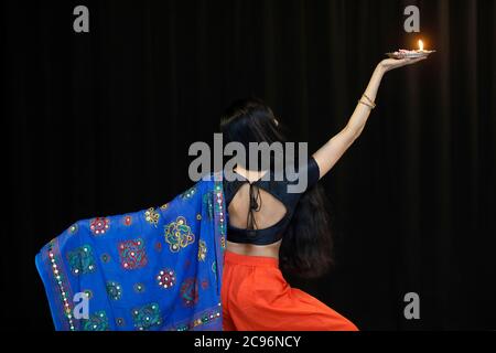 Ballerina indiana con un vassoio Diwali Parigi, Francia. Foto Stock