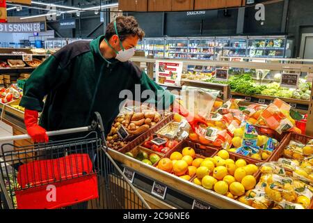 Supermercato in Eure, Francia durante l'epidemia di coronavirus 2020 Foto Stock