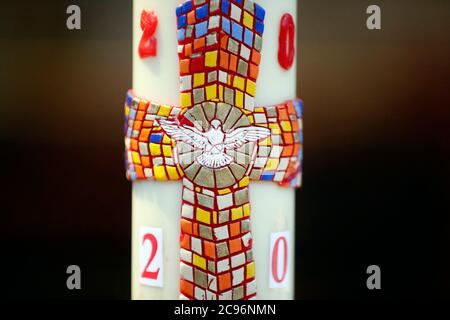 Veglia di Pasqua. Candela Paschal. Sallanches. Francia. Foto Stock