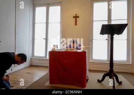 Messa in un oratorio cattolico durante l'epidemia di COVID-19 a Evreux, Francia. Foto Stock