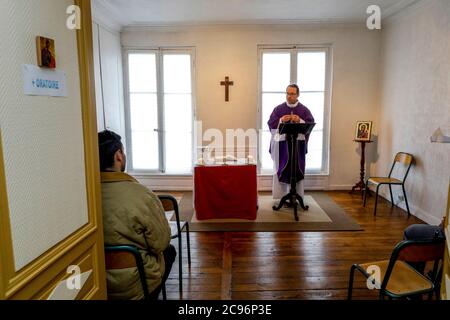 Messa in un oratorio cattolico durante l'epidemia di COVID-19 a Evreux, Francia. Foto Stock